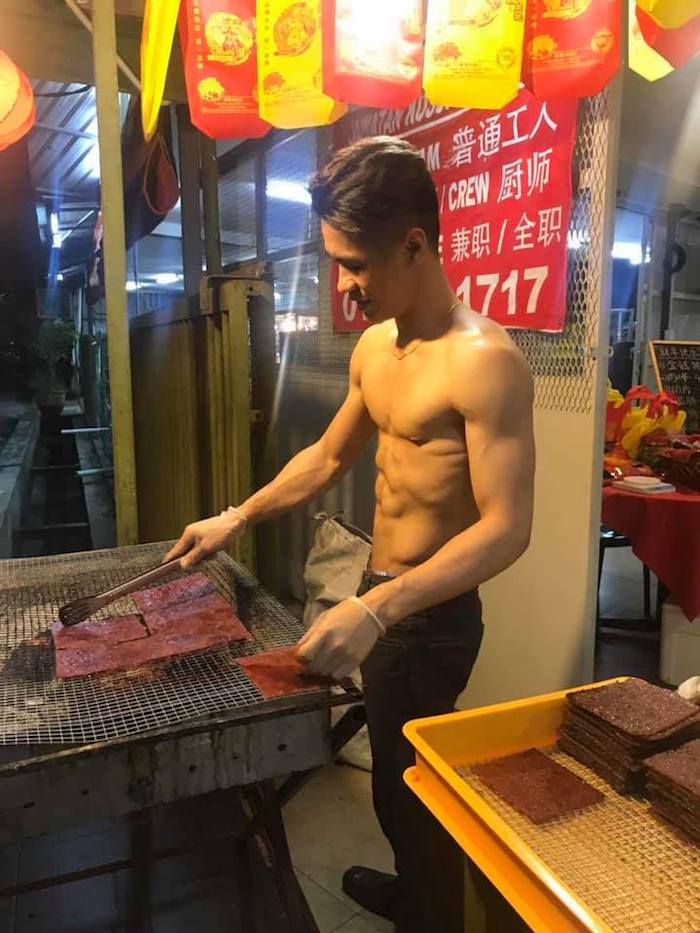 爆肉馬來西亞天菜肉乾俠！裸上身賣肉乾超誘人！