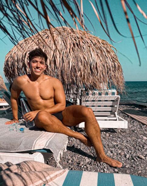沙灘上閃耀金光用瑜珈展示肌肉的墨西哥帥哥哥：Franko Briseño