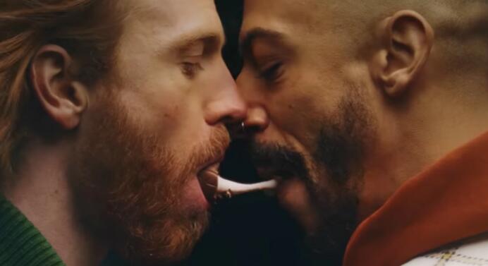 甜點廣告找來同志情侶真槍實彈黏呼呼！要給世界最悠長的濕吻