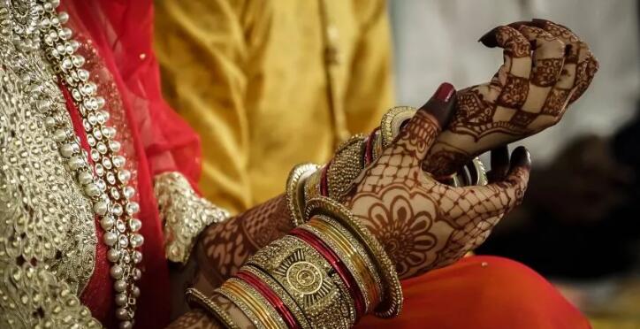 美國男同志找不到牧師主持婚禮 印度教少女成罕見女牧師編排婚禮儀式