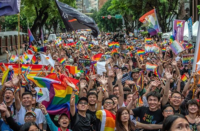 你有同志朋友嗎？台灣同婚兩年後，同志社會接受度有感提升！