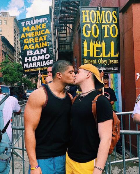 猛爆肌肉摔角手當街熱吻男友！ 只為用愛對抗反同人士