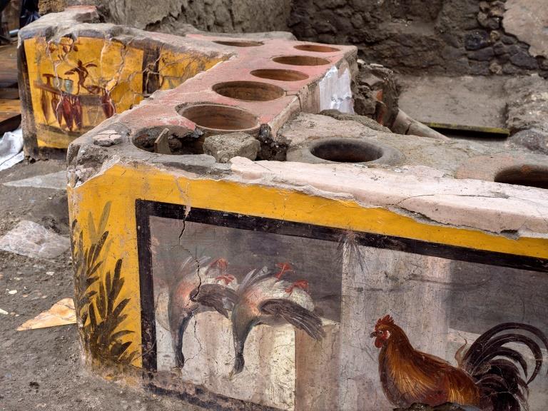 龐貝古城發現小吃攤遺址 千年壁畫驚現恐同刻字