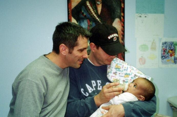 同志夫夫20年前地鐵站尋獲棄嬰 現在他們是最幸福的一家人