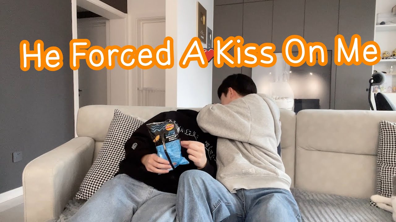 He Forced A Kiss On Me💋| 他強吻了我

你們覺得奶瓶適合浩浩嗎？